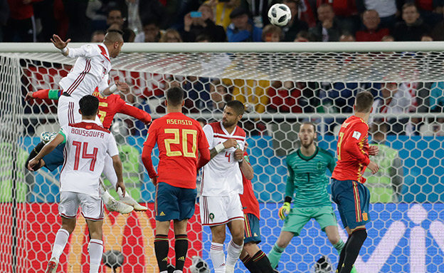 המרוקאים הבקיעו לספרדים (צילום: AP, חדשות)