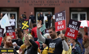 מפגינים נגד צו ההגירה של טראמפ (צילום: רויטרס, חדשות)