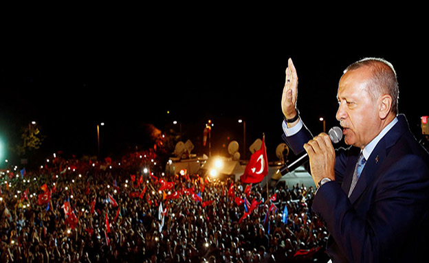 ההמון בטורקיה חוגג עם ארדואן, הלילה (צילום: SKY NEWS, חדשות)