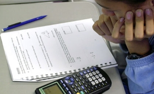 פותרים מבחן במתמטיקה (צילום: AP, חדשות)