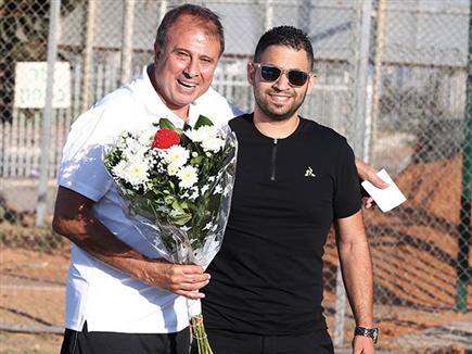 המאמן החדש גם קיבל פרחים (צילום: אלן שיבר) (צילום: ספורט 5)