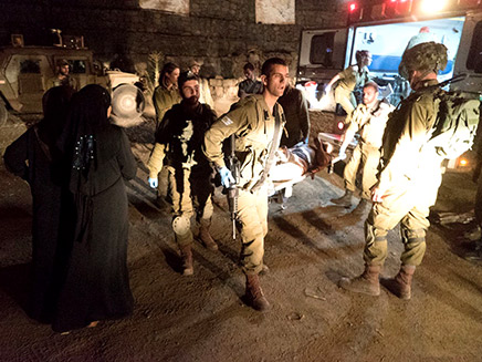 לוחמים מפנים פצועים סורים לאמבולנס (צילום: דובר צה