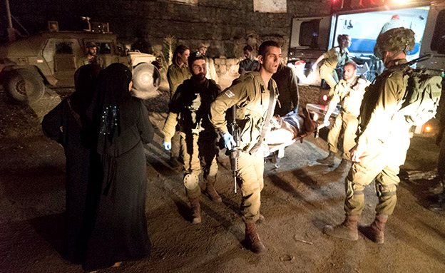 לוחמים מפנים פצועים סורים לאמבולנס (צילום: דובר צה"ל, חדשות)