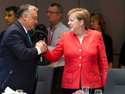 מרקל ואורבן בכינוס מנהיגי האיחוד האירופי (צילום: AP, חדשות)