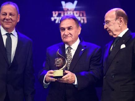 זייף מקבל את פרס מפעל החיים מהוועד האוליצפי לצד אלכס גלעדי ויגאל כ (צילום: ספורט 5)