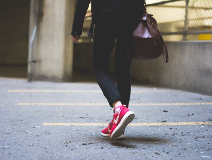אישה הולכת ברחוב (צילום: redd-angelo-unsplash)