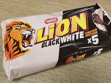 חטיף LION שחור-לבן (צילום: גיל גוטקין, mako אוכל)