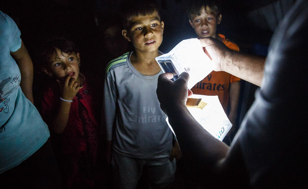 אורות סולאריים לפליטים (צילום: David Lohmueller)