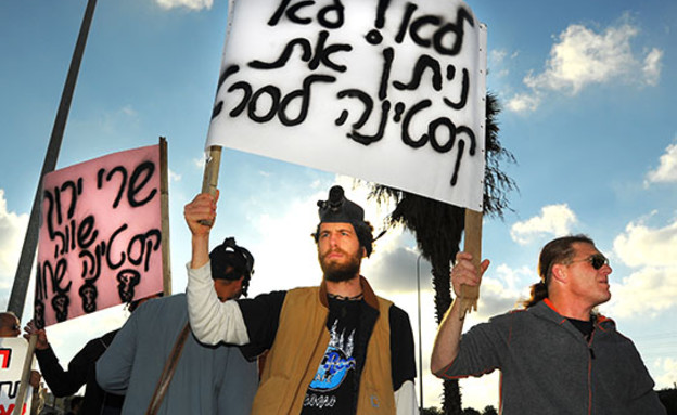 הפגנה נגד שיכון ובינוי ב־2010 (צילום: איל יצהר, גלובס)