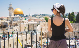 תיירת בישראל (צילום:  badahos, shutterstock)