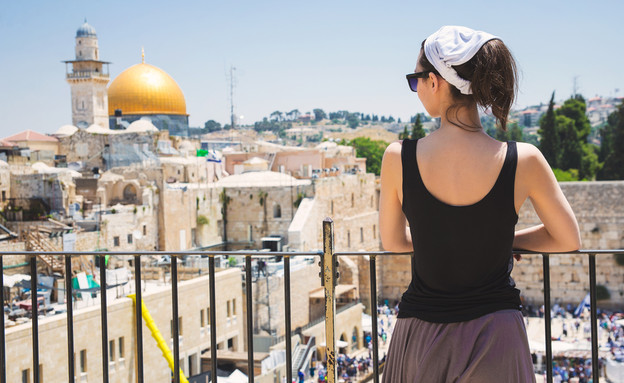 תיירת בישראל (צילום:  badahos, shutterstock)