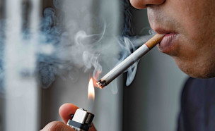 גבר מעשן סיגריות (צילום: By Dafna A.meron, shutterstock)