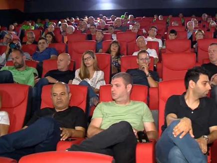 קהל בהקרנה הראשונה של הסרט ל-100 שנות קיום למכבי חיפה (צילום: ספורט 5)