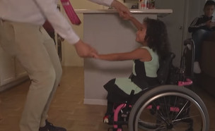 שוטר רוקד עם ילדה בכיסא גלגלים (צילום: מתוך סרטון היוטיוב של ABC13 Houston)