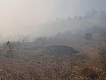 עשן כבד שמיתמר מעל היישוב (צילום: דוברות כבאות והצלה, חדשות)
