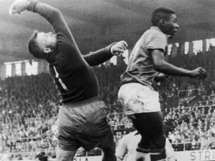 פלה (מימין), רבע הגמר ב-1958 הכניס אותו לתודעה העולמית (getty)