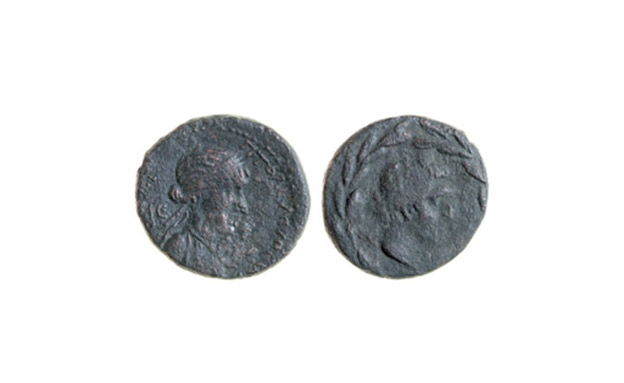 מבט מקרוב על המטבע של קליאופטרה (צילום: חנן שפיר, חדשות)