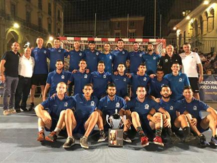 נבחרת העתודה עם הגביע באיטליה (באדיבות איגוד הכדוריד) (צילום: ספורט 5)