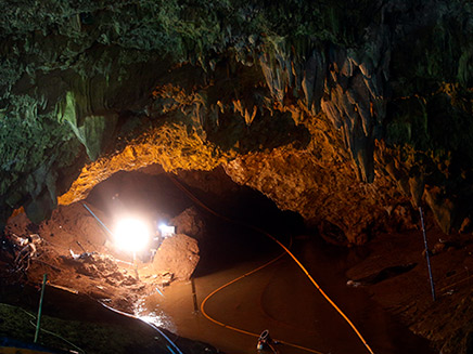 המערה המפורסמת - החל מאתמול אטרקציה תיירותית  (צילום: AP, חדשות)