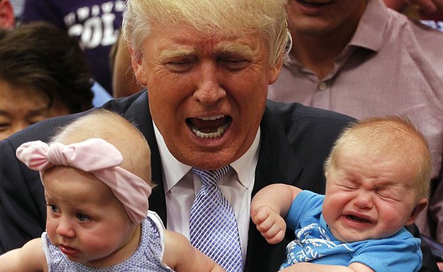 דונלד טראמפ מחבק תינוקות בעצרת בחירות בדנבר (צילום: Joe Mahoney, Getty Images)