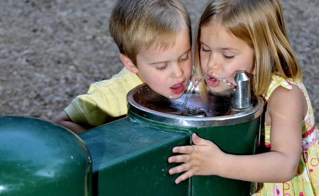 ילדים שותים מברזייה (צילום:  Rob Byron, Shutterstock)