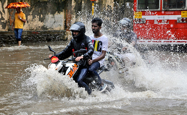 מסע על "אופנוע ים" בלב מומבאי (צילום: AP, חדשות)