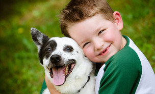 ילד מחבק כלב (צילום: Rob Hainer, shutterstock)