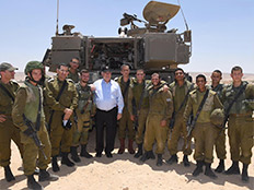 החיילים עם הנשיא  בשטח (צילום: מארק ניימן / לע"מ, חדשות)