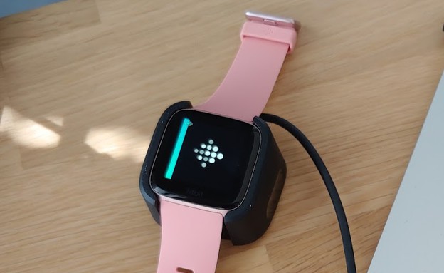 שעון חכם מדגם Fitbit Versa (צילום: Geektime)