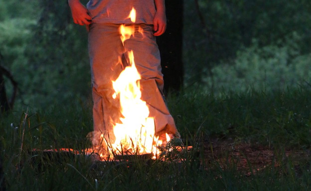 מכנסיים על האש (צילום: shutterstock | Mamziolzi)