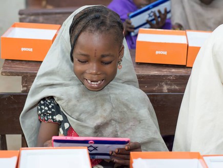 טאבלטים לילדי ניגריה (צילום: שגרירות ישראל בניגריה)