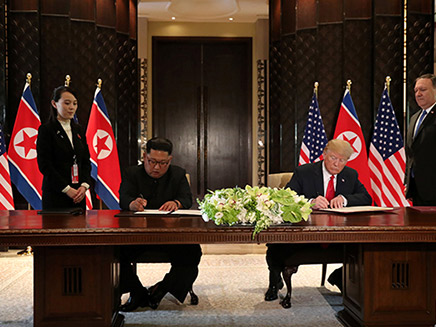 ההסכם עליו חתמו בסינגפור (צילום: רויטרס, חדשות)