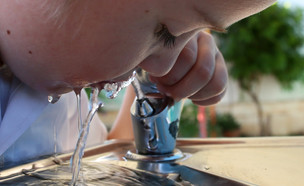 ילד שותה מים מקולר (בית"ר עלית 2012) (צילום: נתי שוחט, יונתן זינדל, רועי אלימה, פלאש 90)