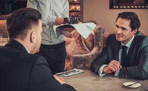 אנשי עסקים בפגישה (צילום:  Nejron Photo; Shutterstock)