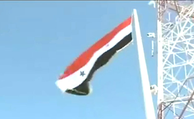 הנפת דגל סוריה במעוז המורדים (צילום: ללא ‎, חדשות)