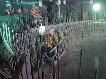 חילוץ הפועלים מהמנהרה (צילום: איציק סיבוני, חדשות)