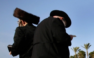 זוג חרדים מתפללים ליד חוף הים, תל אביב (צילום: רויטרס, חדשות)