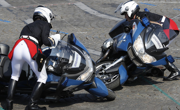 אופנוענים מתנגשים (צילום: Youtube/AP)