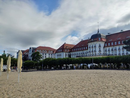 מלון מפואר על חוף הים (צילום: מיכל מנור)