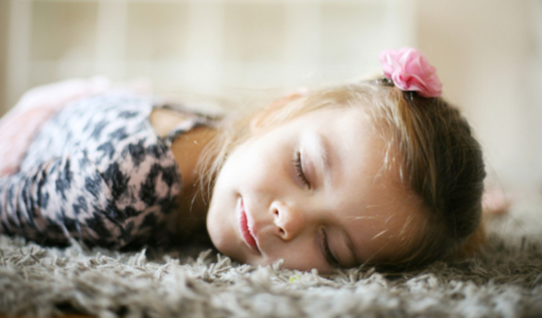 ילדה ישנה (צילום: Mladen Zivkovic, Shutterstock)