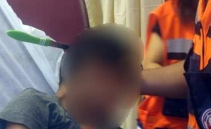 הסכין נעוצה בראש הילד (צילום: דוברות המשטרה, חדשות)