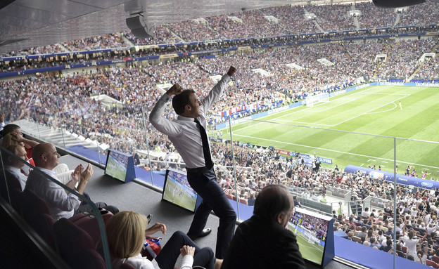 נשיא צרפת עמנואל מקרון חוגג את ניצחון נבחרתו במונד (צילום: getty images)