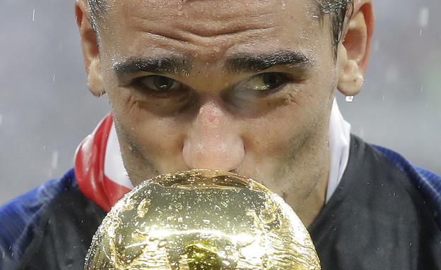 אנטואן גריזמן מנשק את גביע העולם בסיום מונדיאל 201 (צילום: ap)