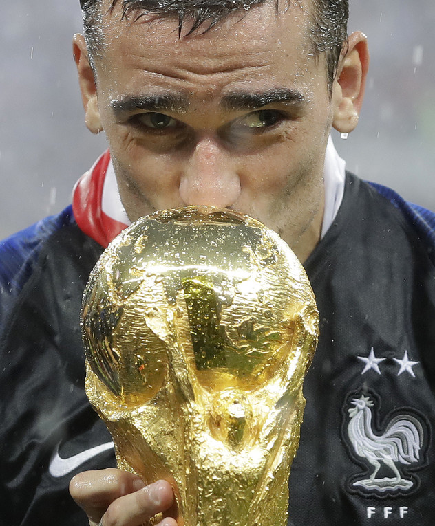אנטואן גריזמן מנשק את גביע העולם בסיום מונדיאל 201