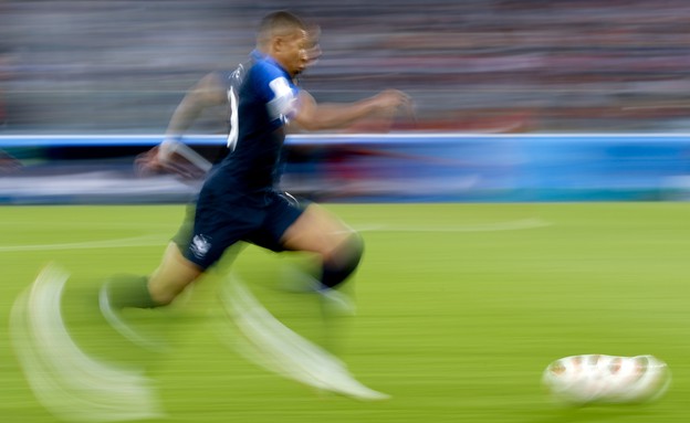 קיליאן אמבפה דוהר עם הכדור בחצי הגמר מול בלגיה (צילום: AP David Josek)