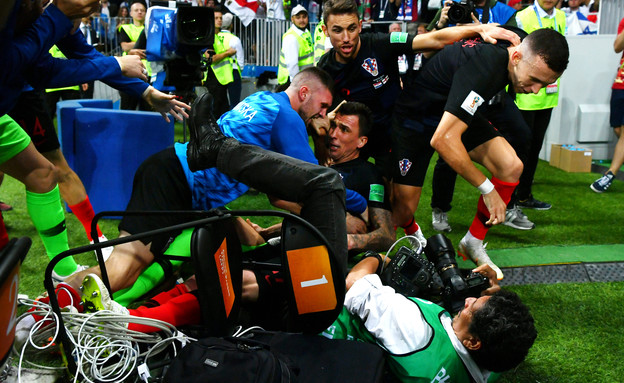 נבחרת קרואטיה חוגגת את שער הניצחון של מריו מנדזוקי (צילום: Dan MullanGetty Images)