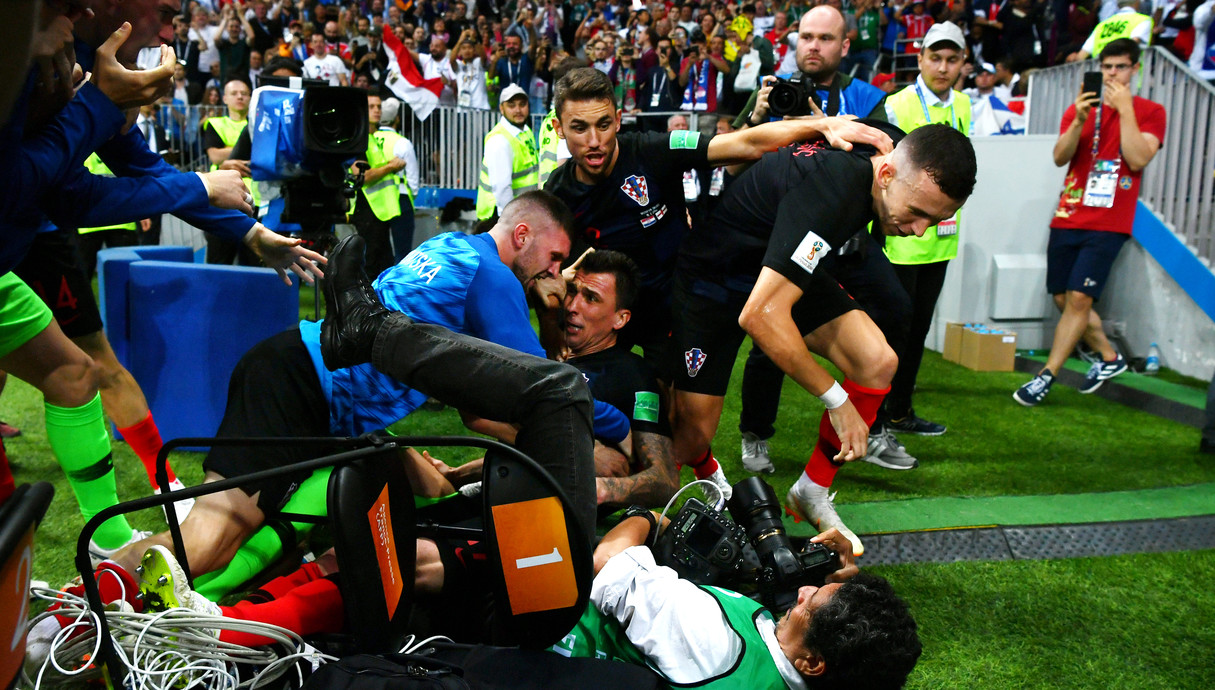 נבחרת קרואטיה חוגגת את שער הניצחון של מריו מנדזוקי