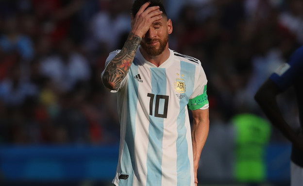 מסי לא מרוצה ממצבו במהלך שמינית הגמר של ארגנטינה (צילום: Alexander HassensteinGetty Images)