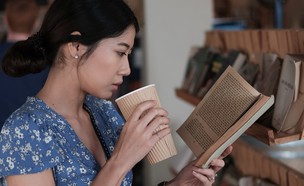 בחורה וייטנאמית קוראת (צילום: pugler, shutterstock)