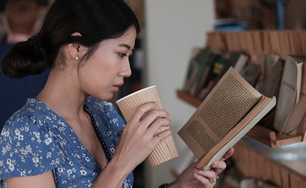 בחורה וייטנאמית קוראת (צילום: pugler, shutterstock)